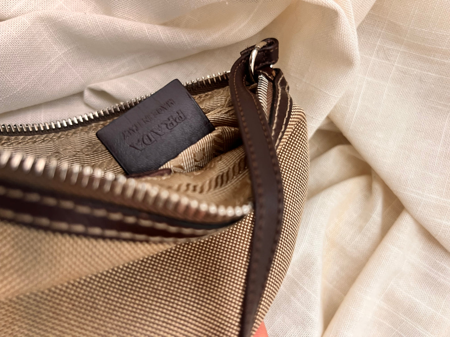 Baguette Prada Logo Jacquard in Tela e Pelle - Marrone/Beige