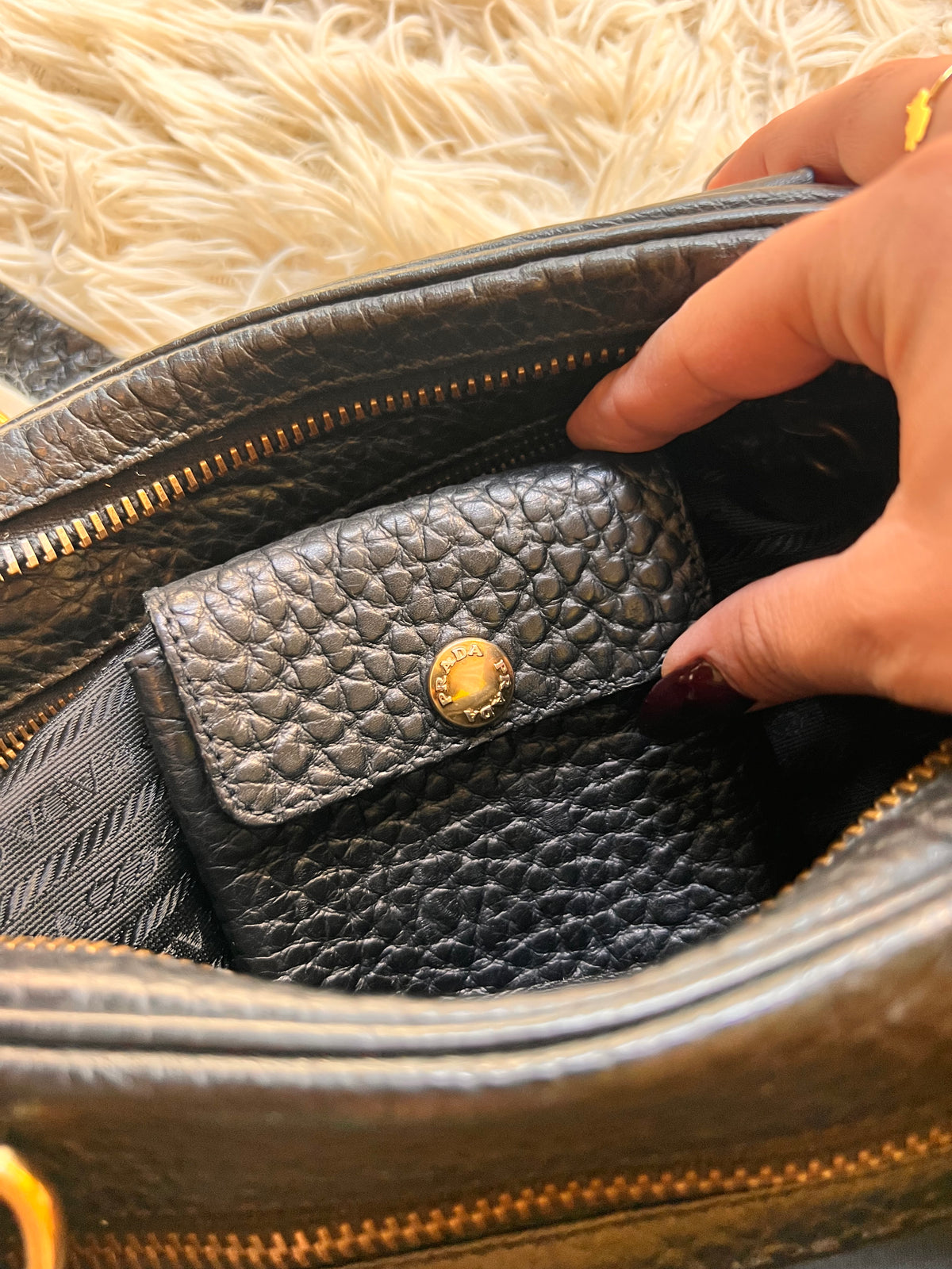 Borsa Prada in Nylon e Pelle Martellata Nera con Dettagli Oro