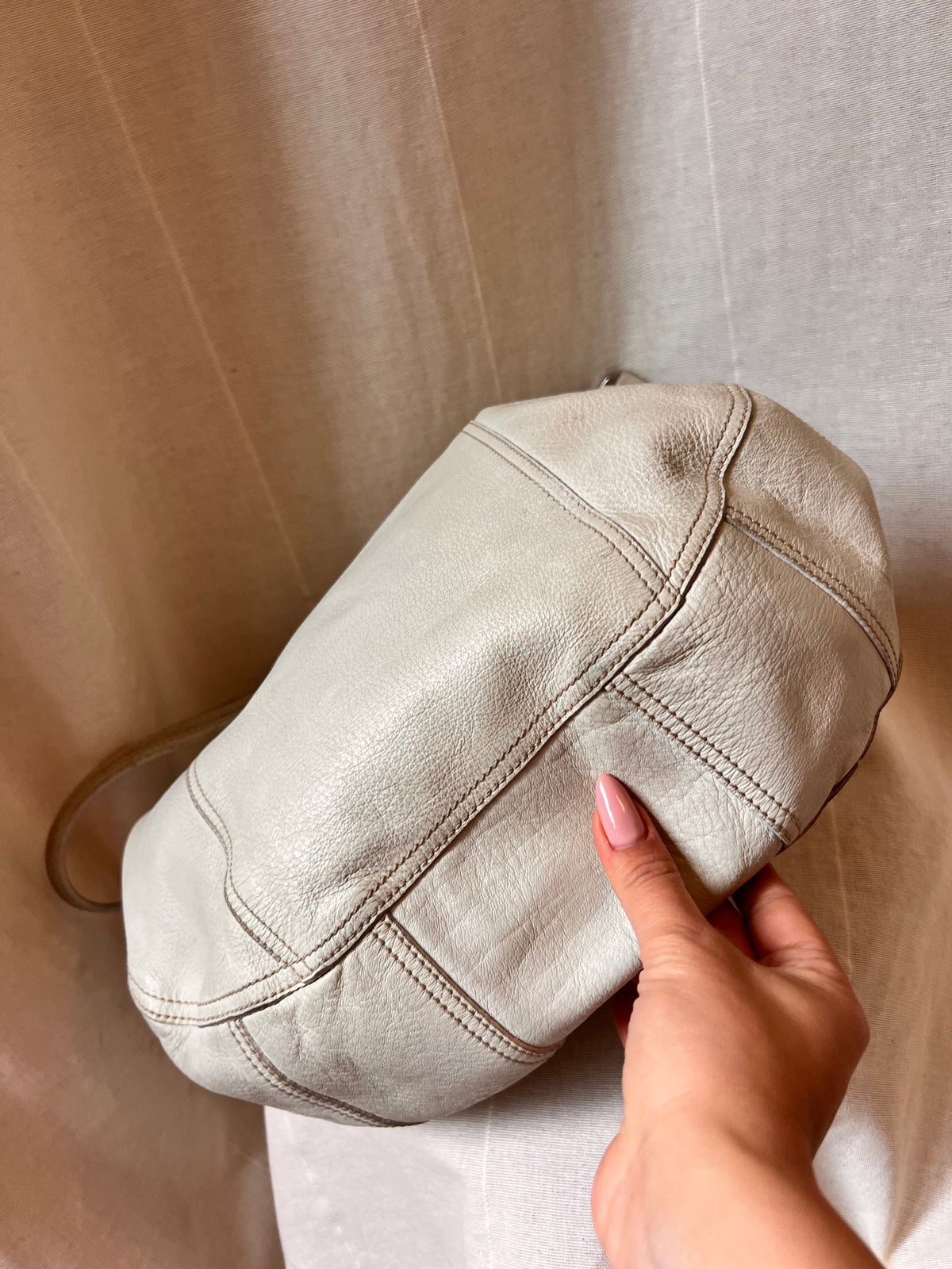 Prada – Borsa Hobo in Pelle Cervo Off-White