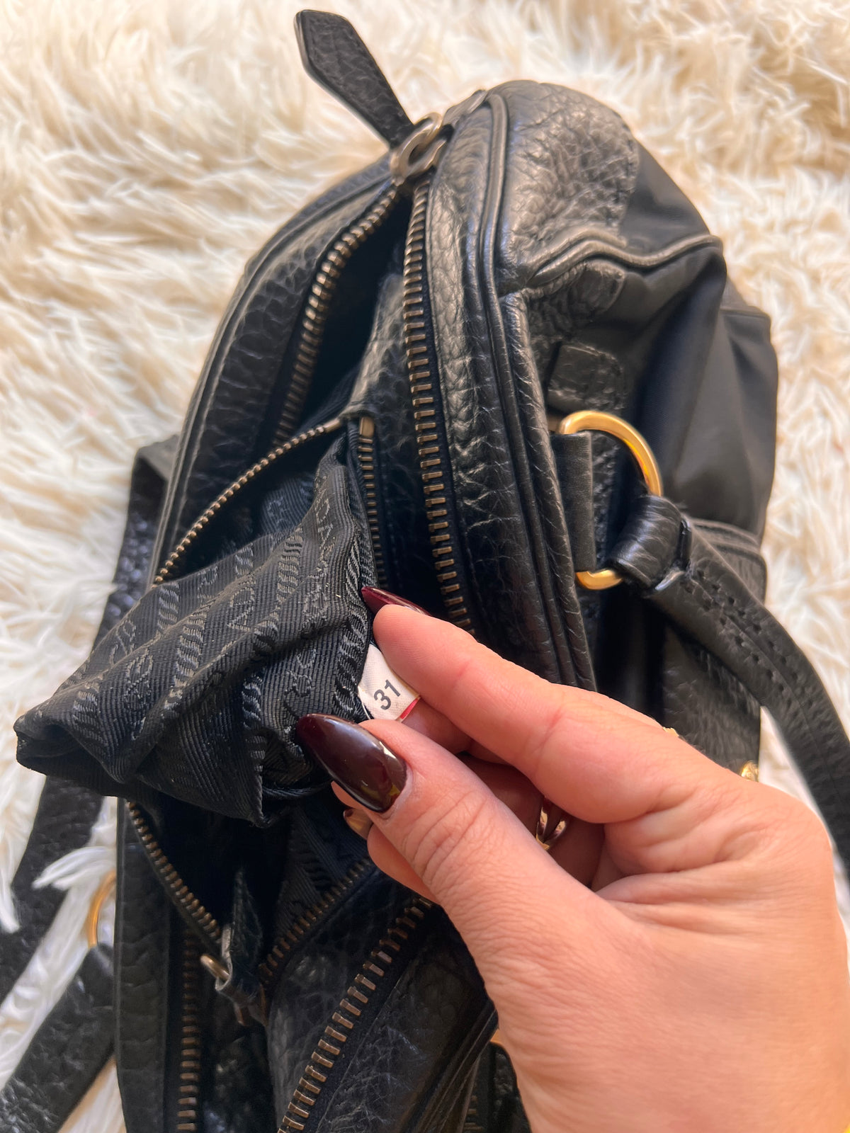 Borsa  Prada in Nylon e Pelle Martellata Nera con Dettagli Oro