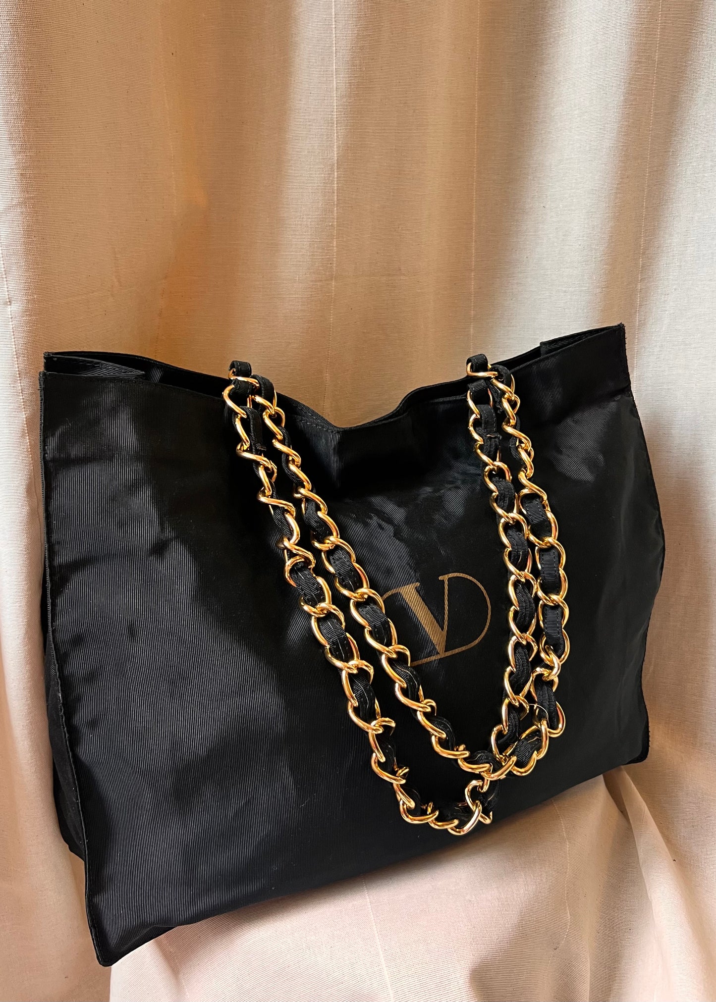 Tote Bag Valentino Vintage in Nylon Nero con Tracolla a Catena Dorata