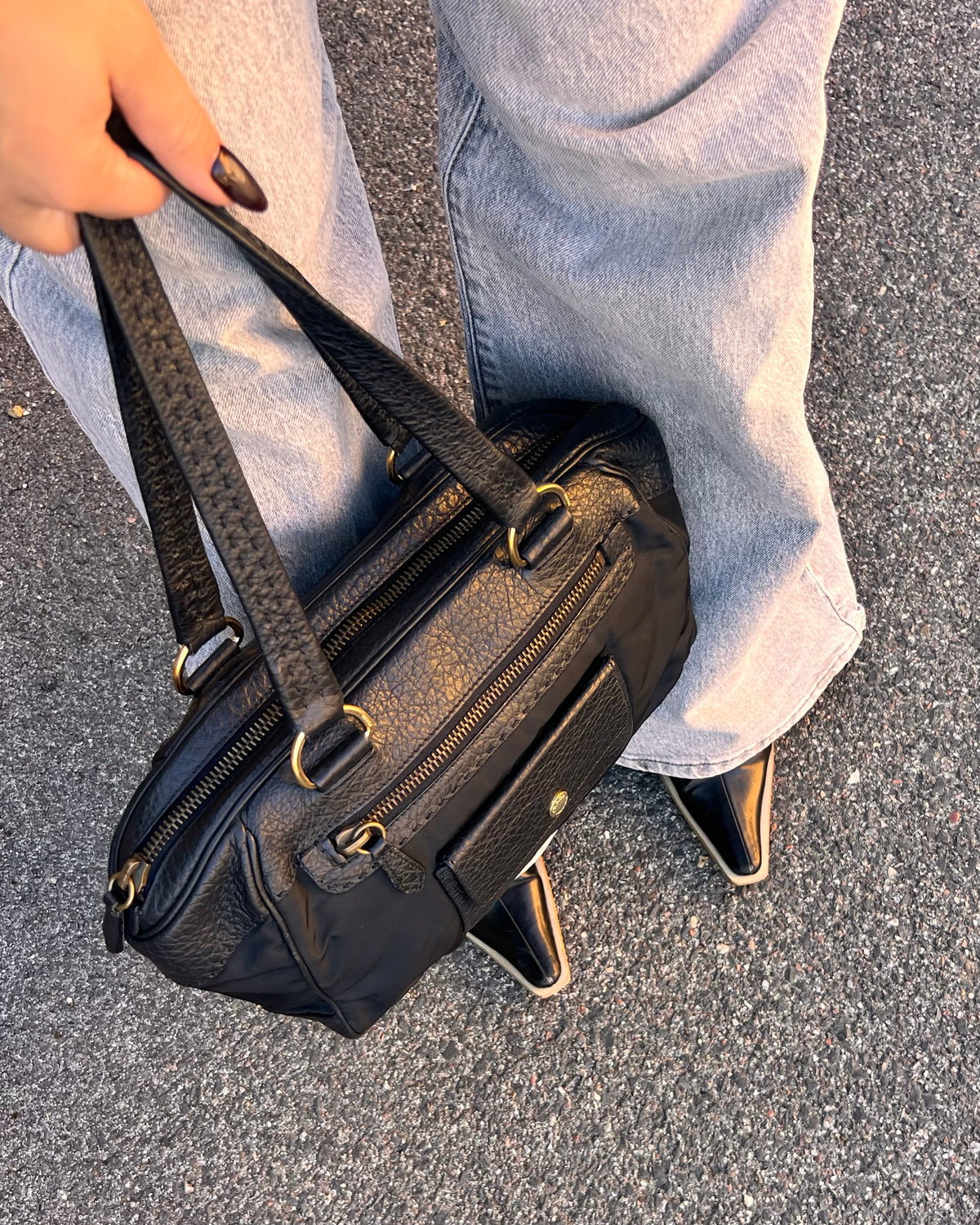 Borsa  Prada in Nylon e Pelle Martellata Nera con Dettagli Oro