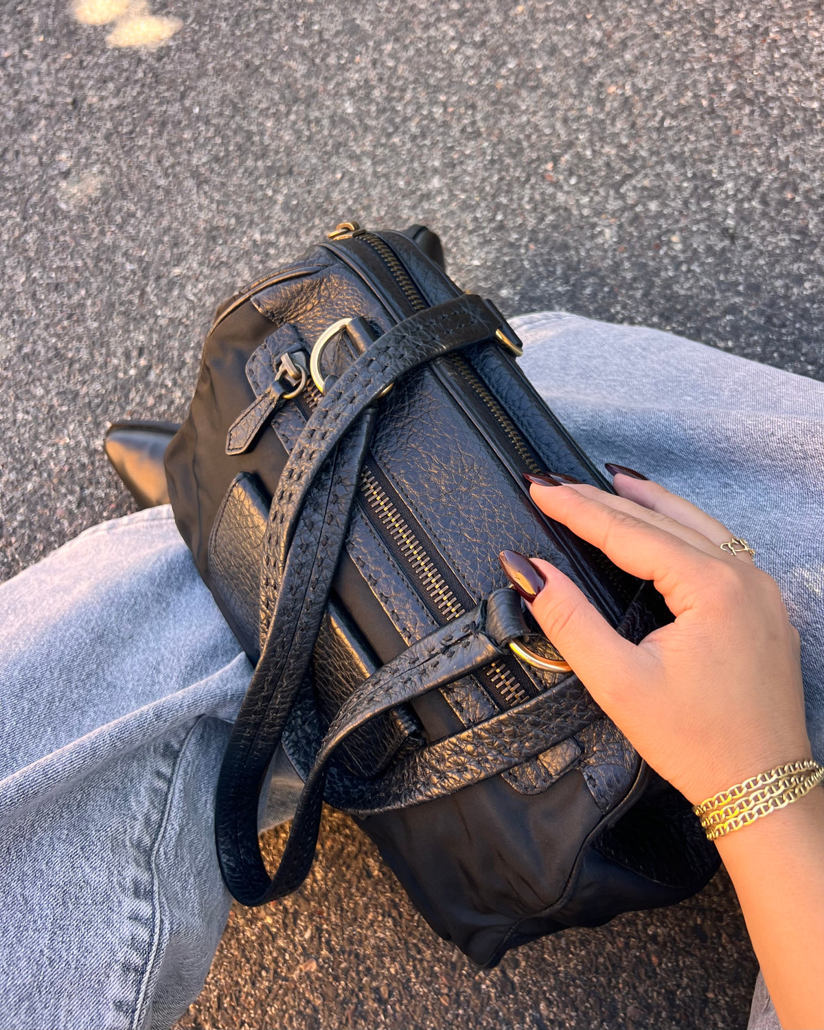 Borsa  Prada in Nylon e Pelle Martellata Nera con Dettagli Oro