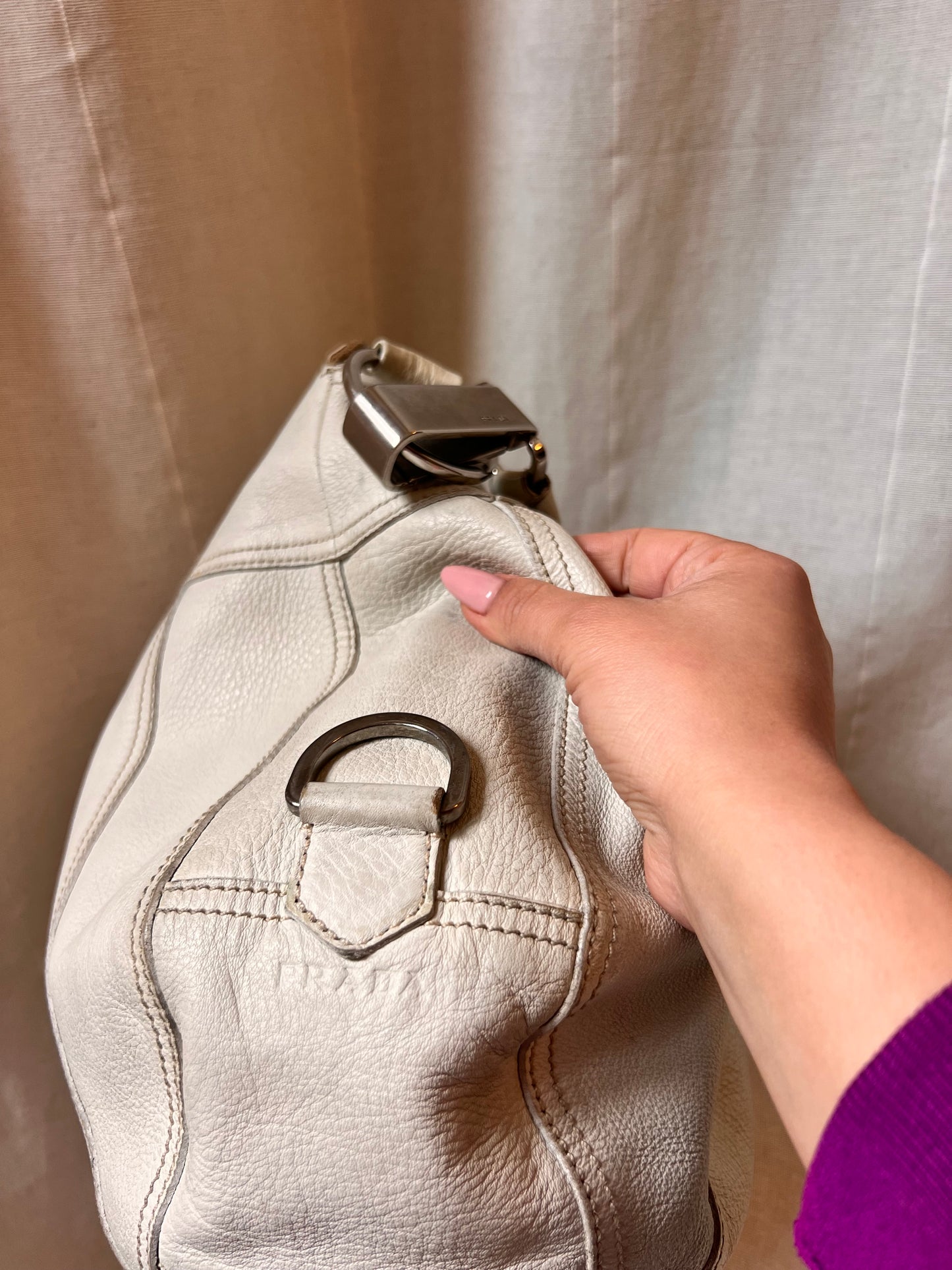 Prada – Borsa Hobo in Pelle Cervo Off-White