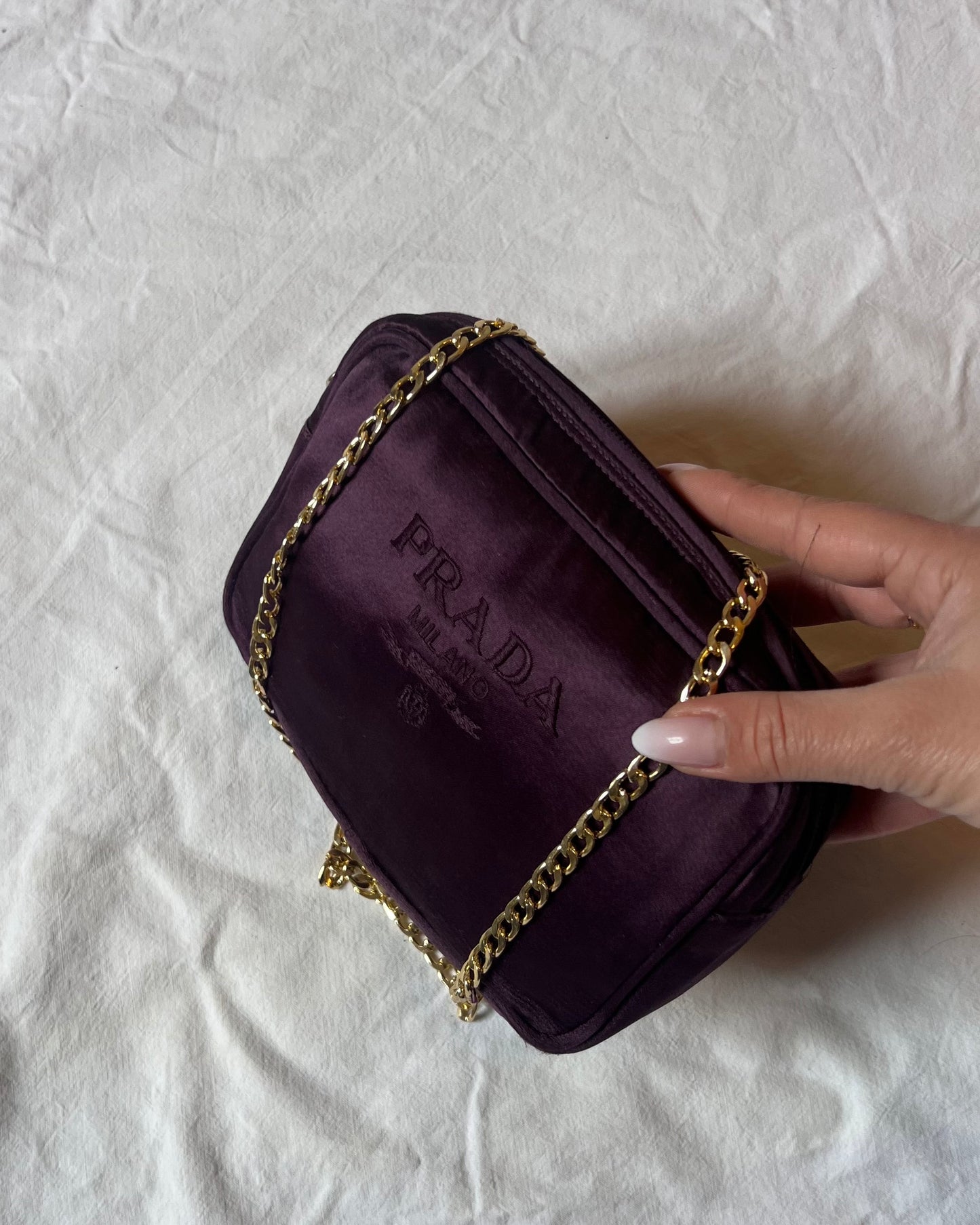 Prada – Camera Bag in Raso Satin "Deep Plum" con Chain Custom Gold