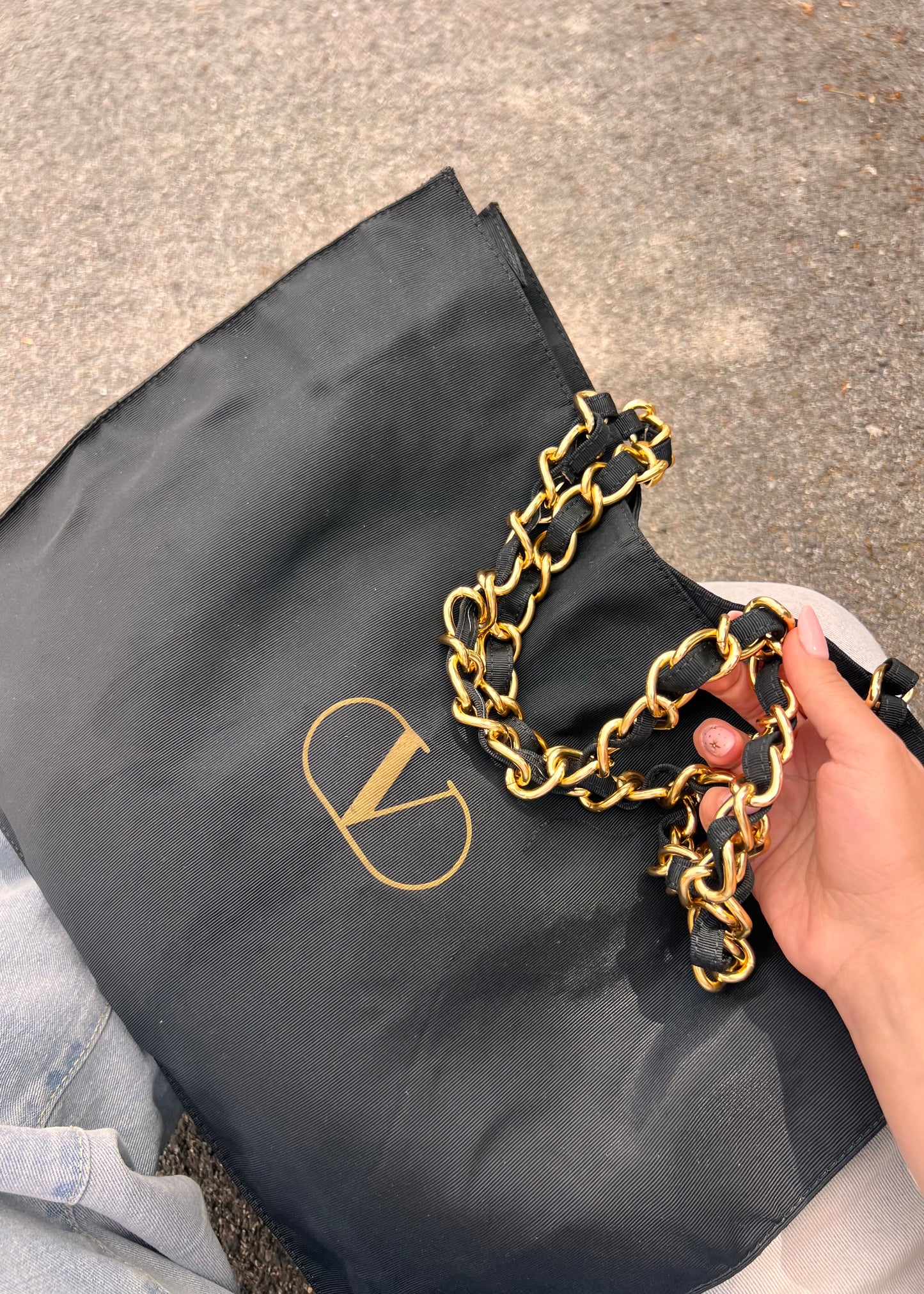 Tote Bag Valentino Vintage in Nylon Nero con Tracolla a Catena Dorata