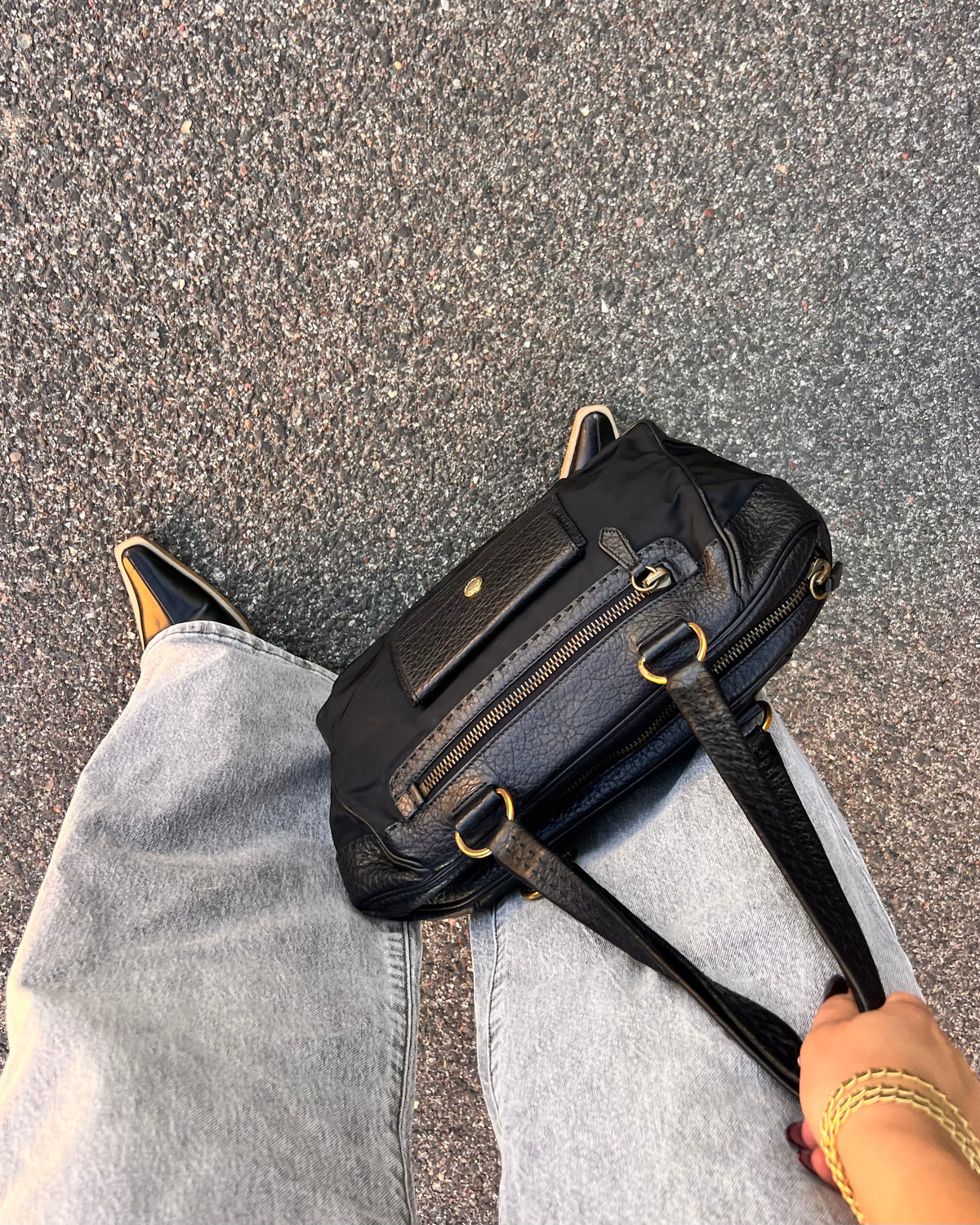 Borsa  Prada in Nylon e Pelle Martellata Nera con Dettagli Oro