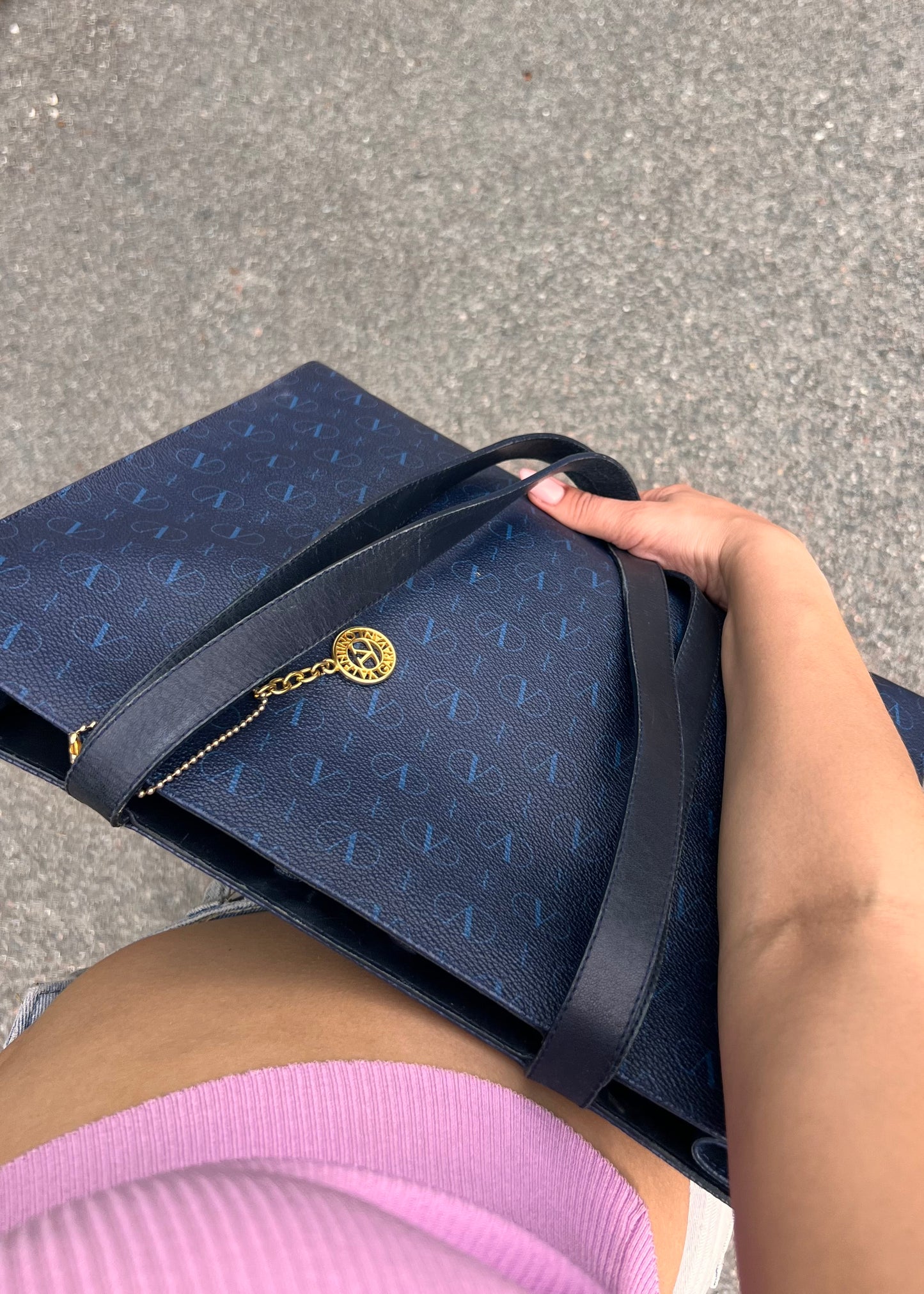 Borsa Tote Valentino Garavani Vintage - Blu Navy con Monogramma V e Charm Logo