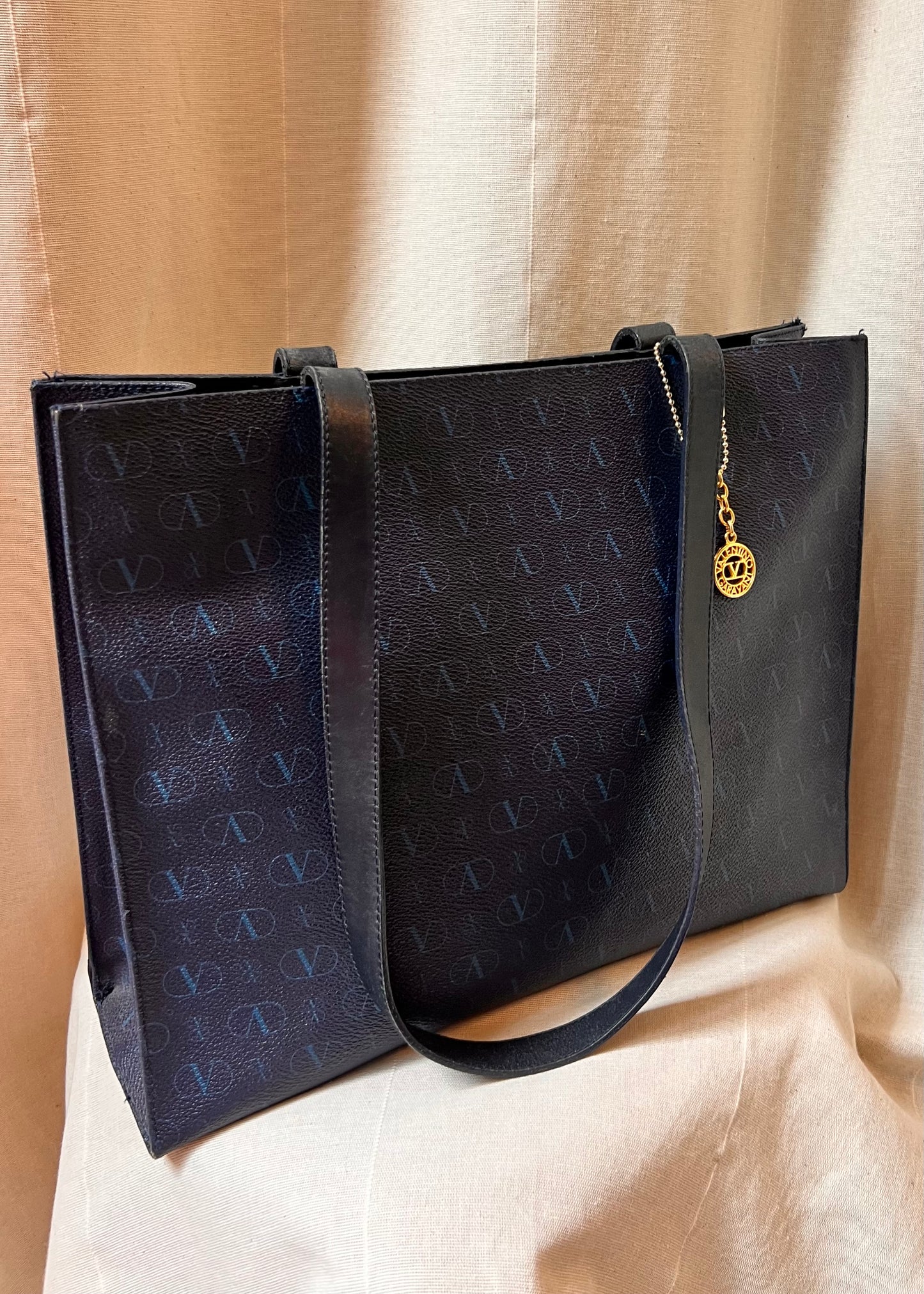 Borsa Tote Valentino Garavani Vintage - Blu Navy con Monogramma V e Charm Logo
