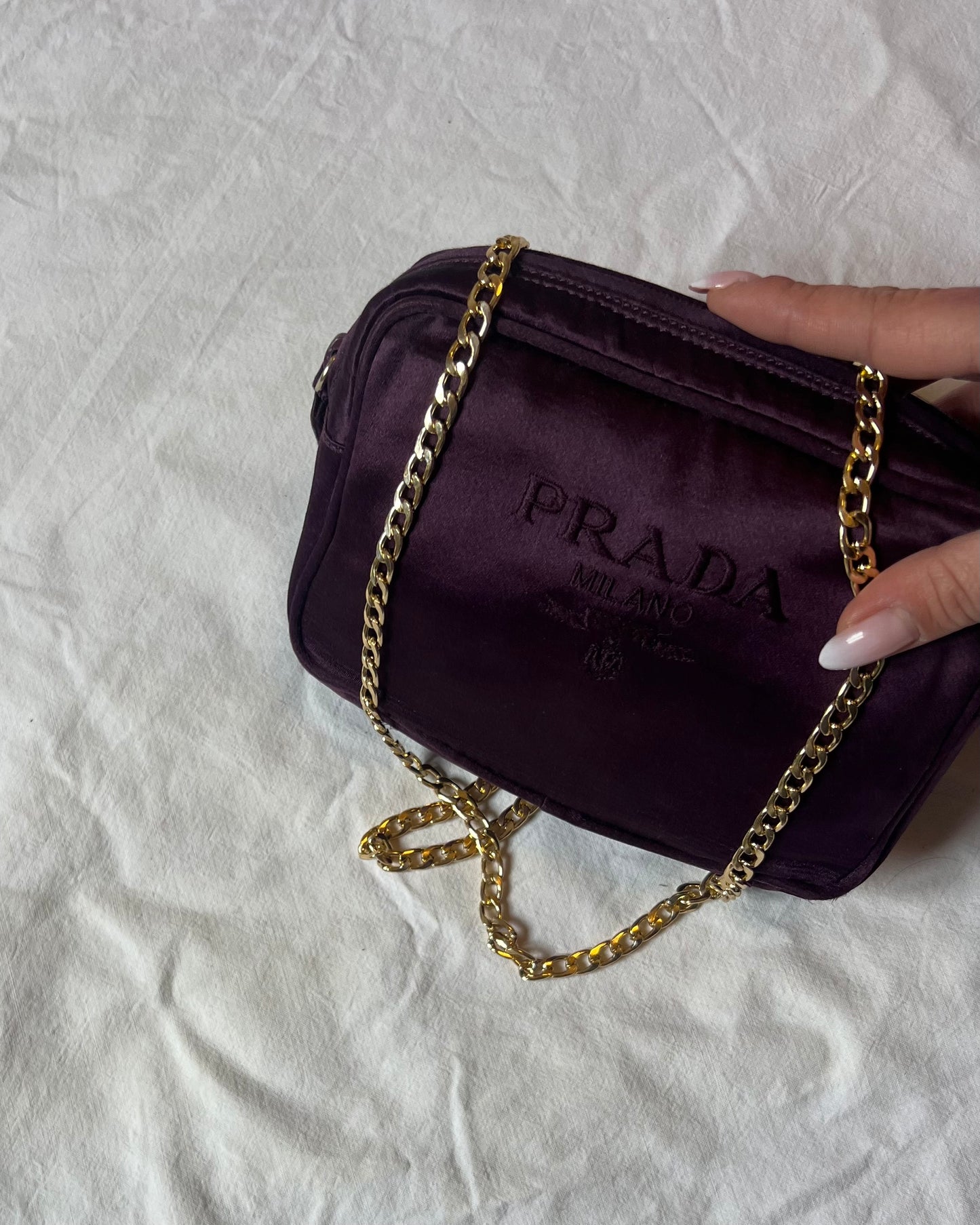 Prada – Camera Bag in Raso Satin "Deep Plum" con Chain Custom Gold