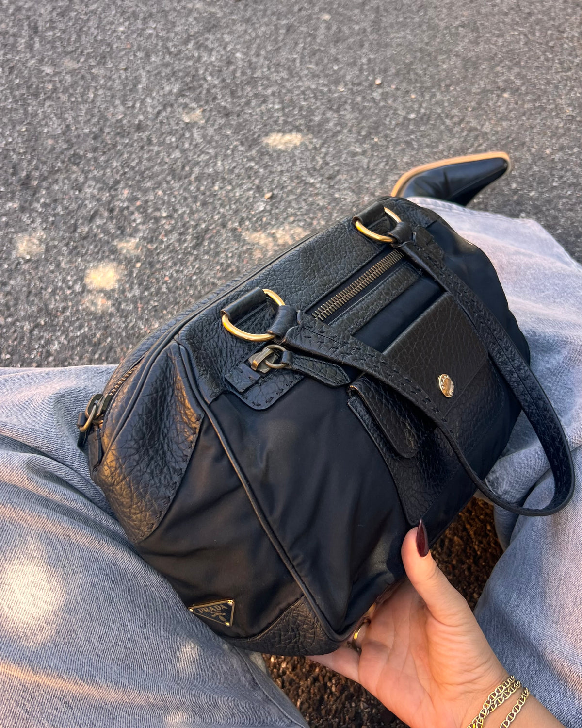 Borsa  Prada in Nylon e Pelle Martellata Nera con Dettagli Oro