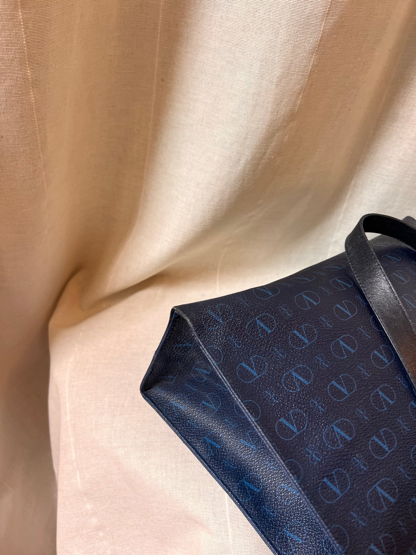 Borsa Tote Valentino Garavani Vintage - Blu Navy con Monogramma V e Charm Logo
