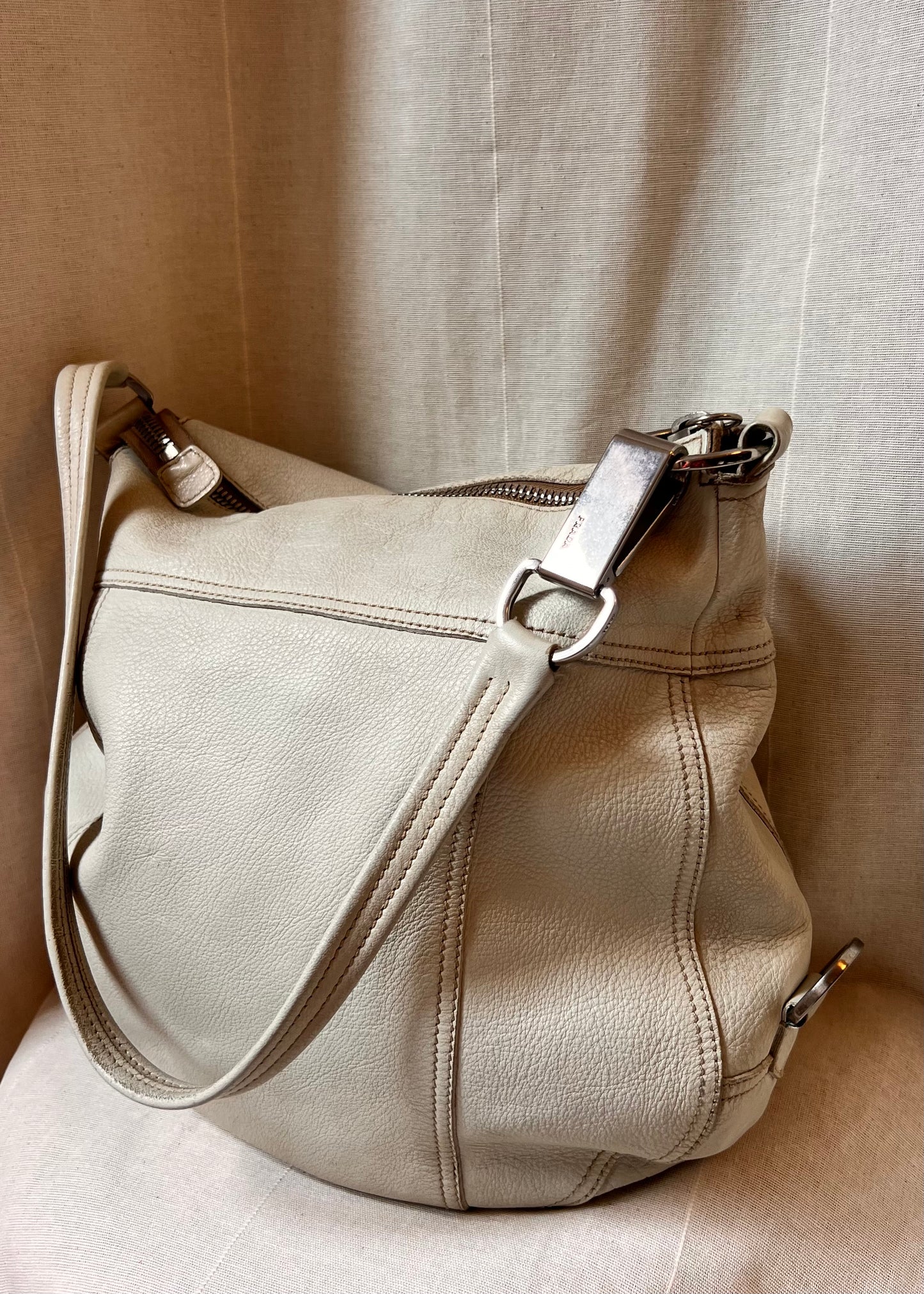 Prada – Borsa Hobo in Pelle Cervo Off-White