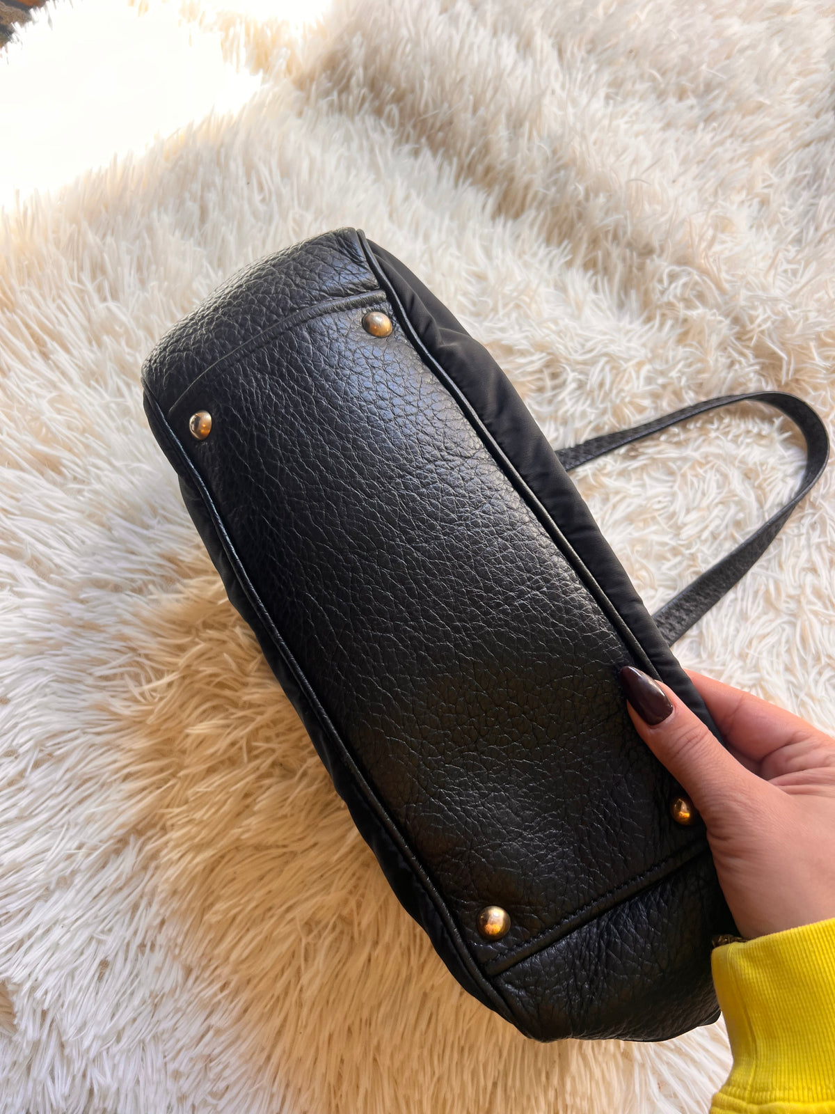 Borsa  Prada in Nylon e Pelle Martellata Nera con Dettagli Oro