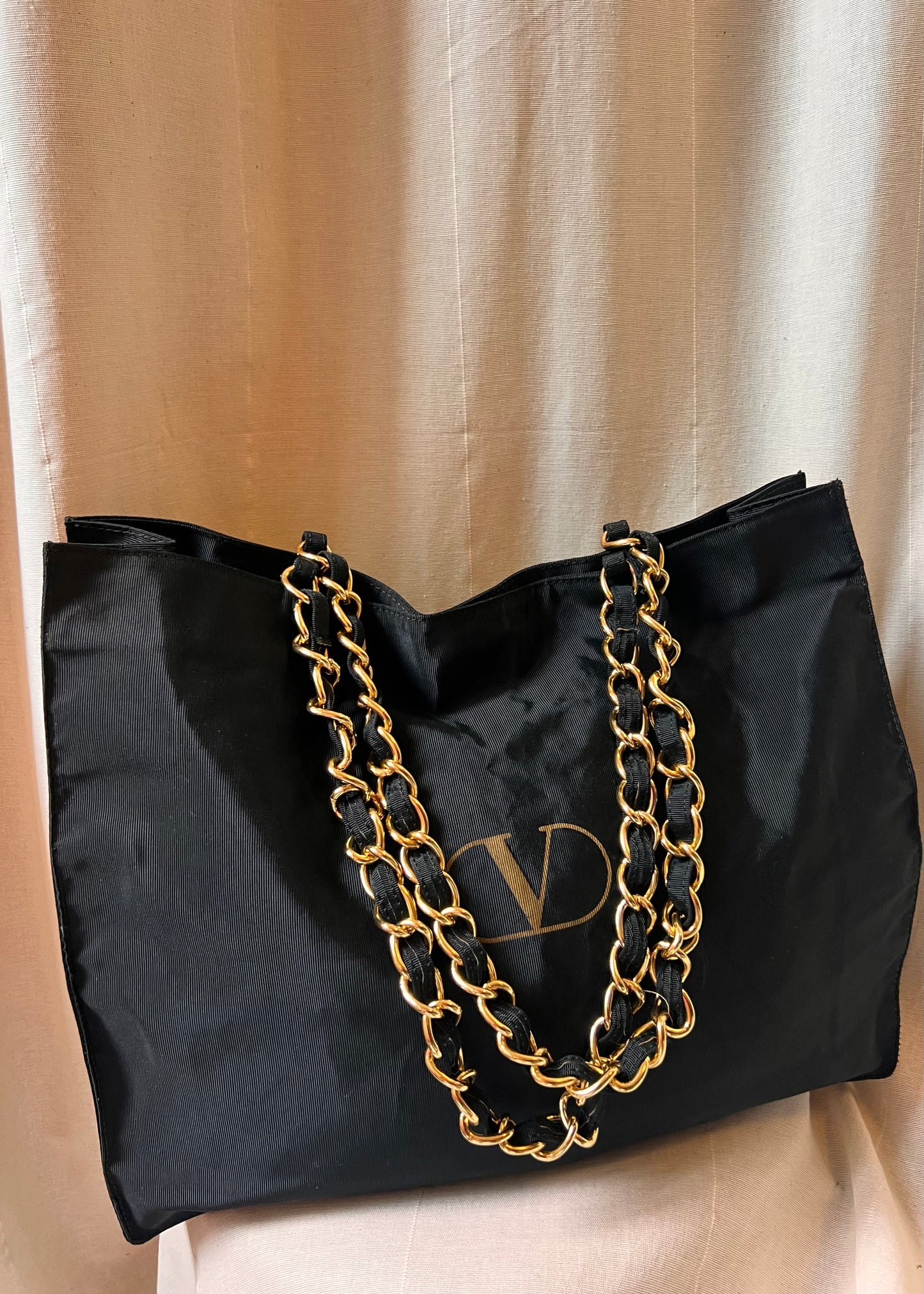 Tote Bag Valentino Vintage in Nylon Nero con Tracolla a Catena Dorata
