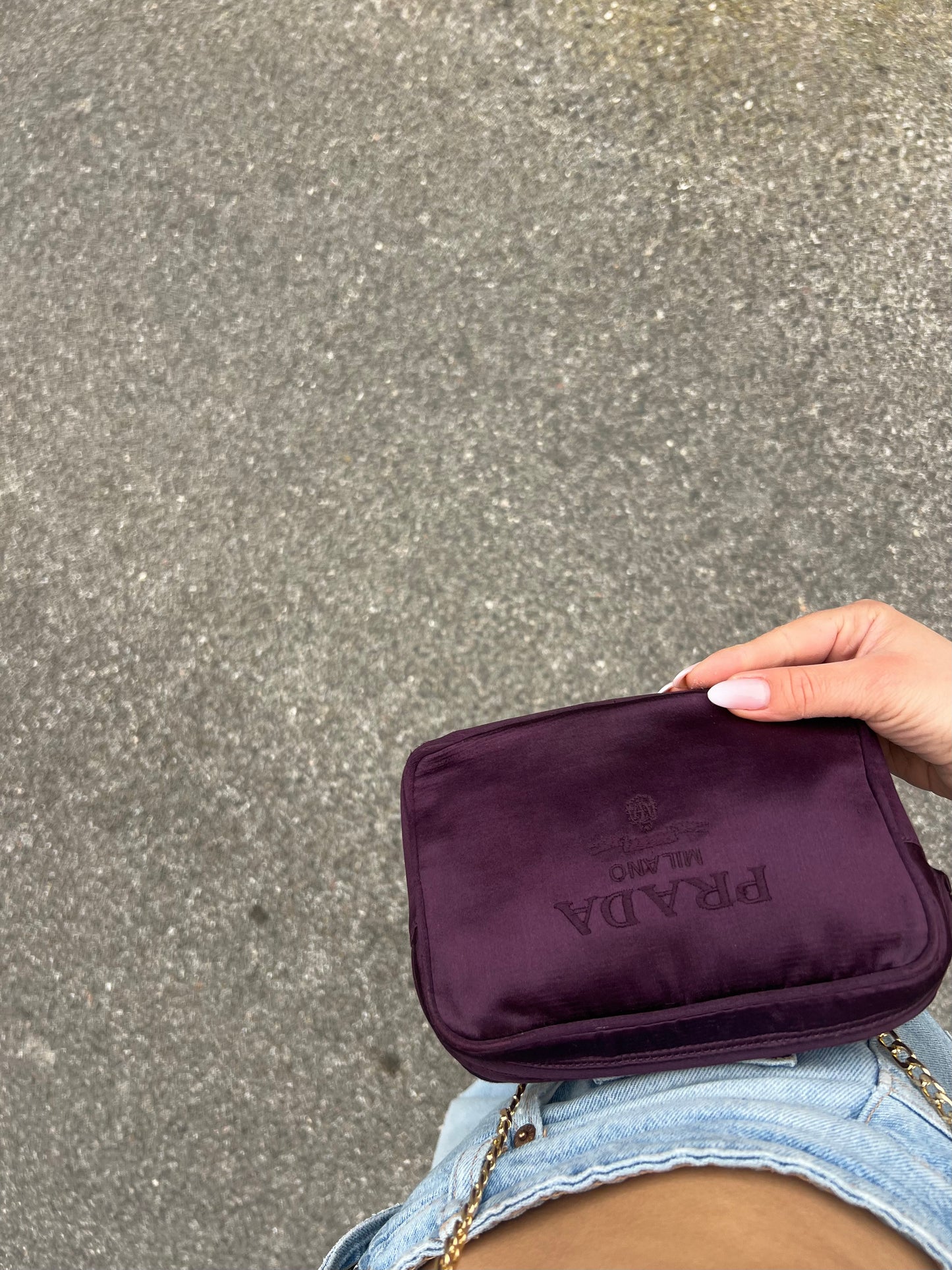 Prada – Camera Bag in Raso Satin "Deep Plum" con Chain Custom Gold