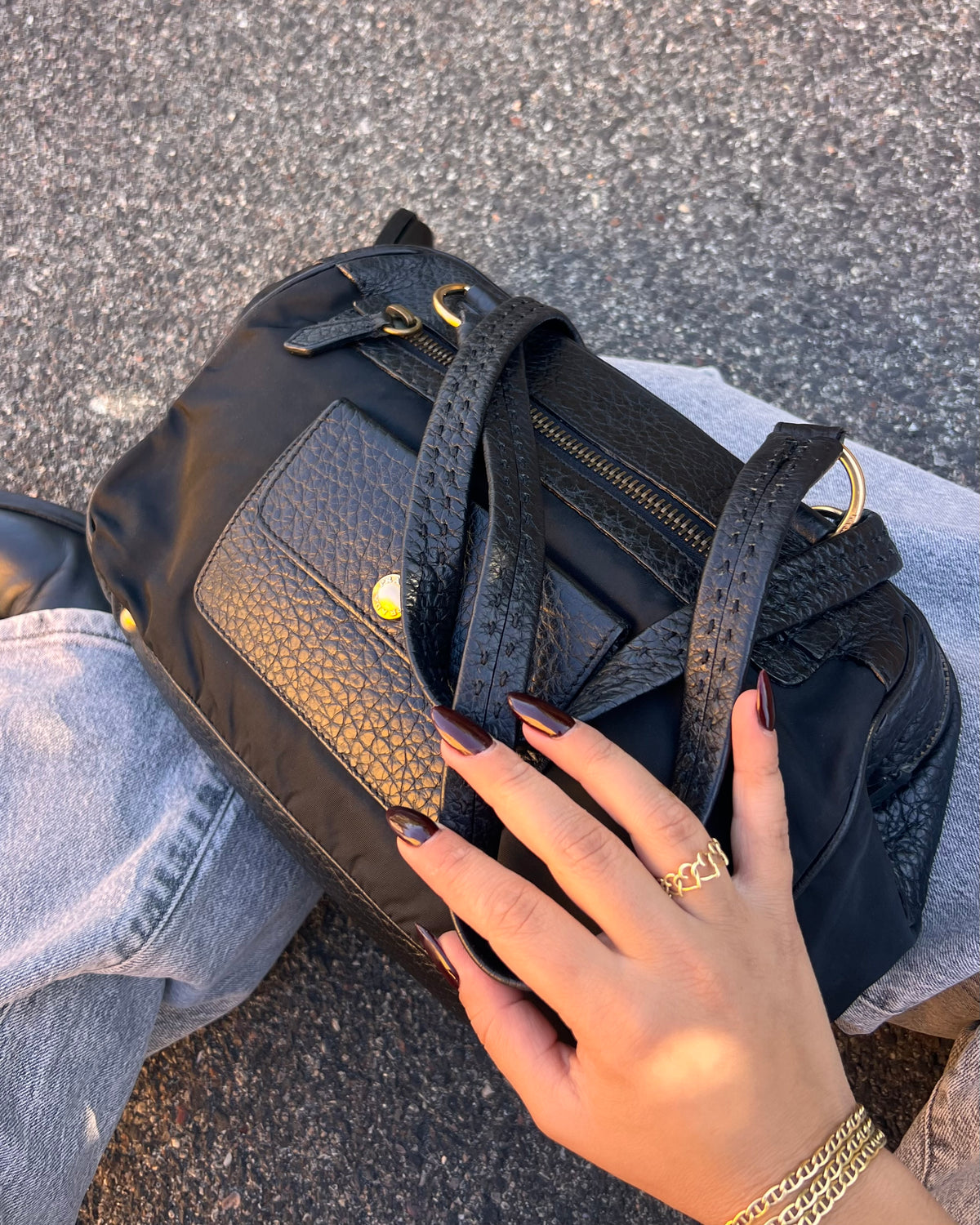 Borsa  Prada in Nylon e Pelle Martellata Nera con Dettagli Oro