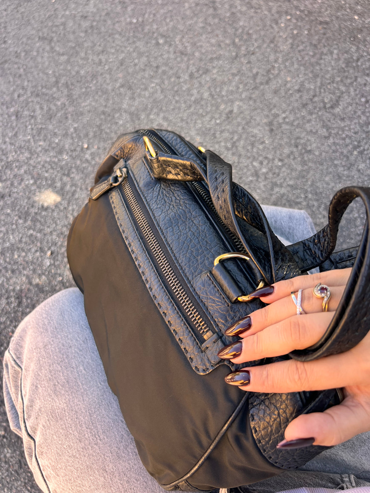 Borsa  Prada in Nylon e Pelle Martellata Nera con Dettagli Oro