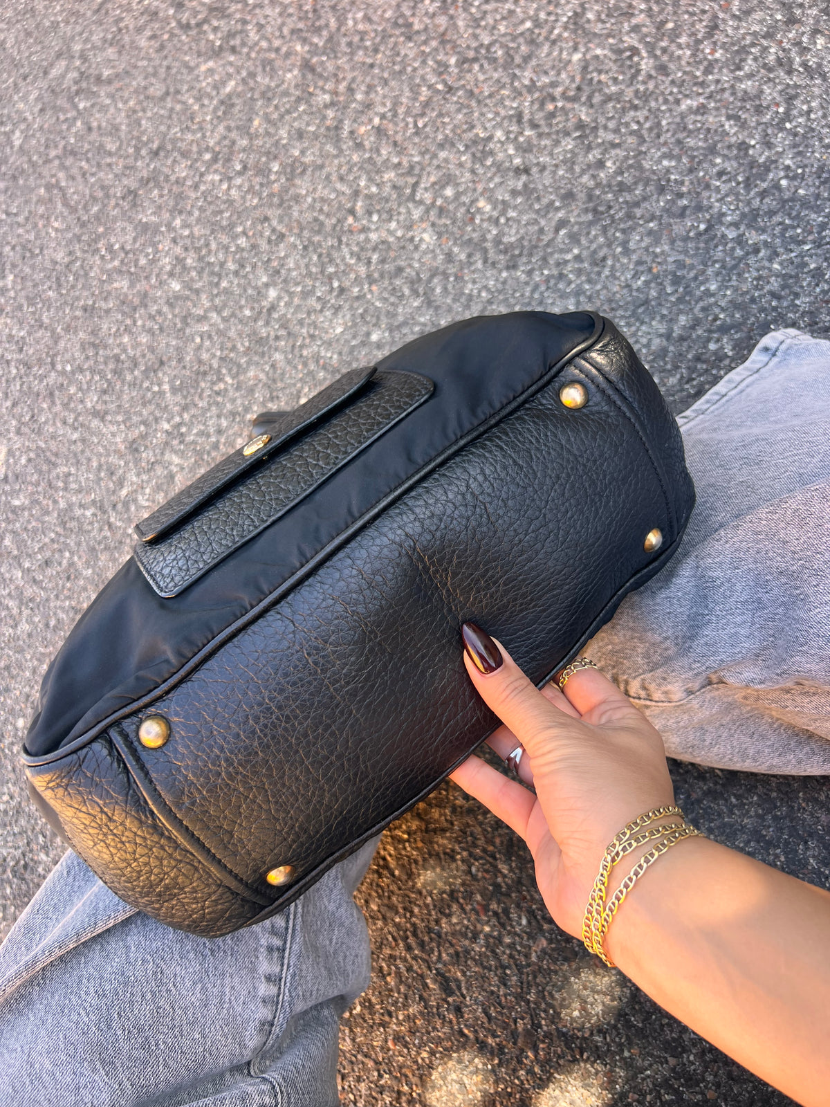 Borsa  Prada in Nylon e Pelle Martellata Nera con Dettagli Oro
