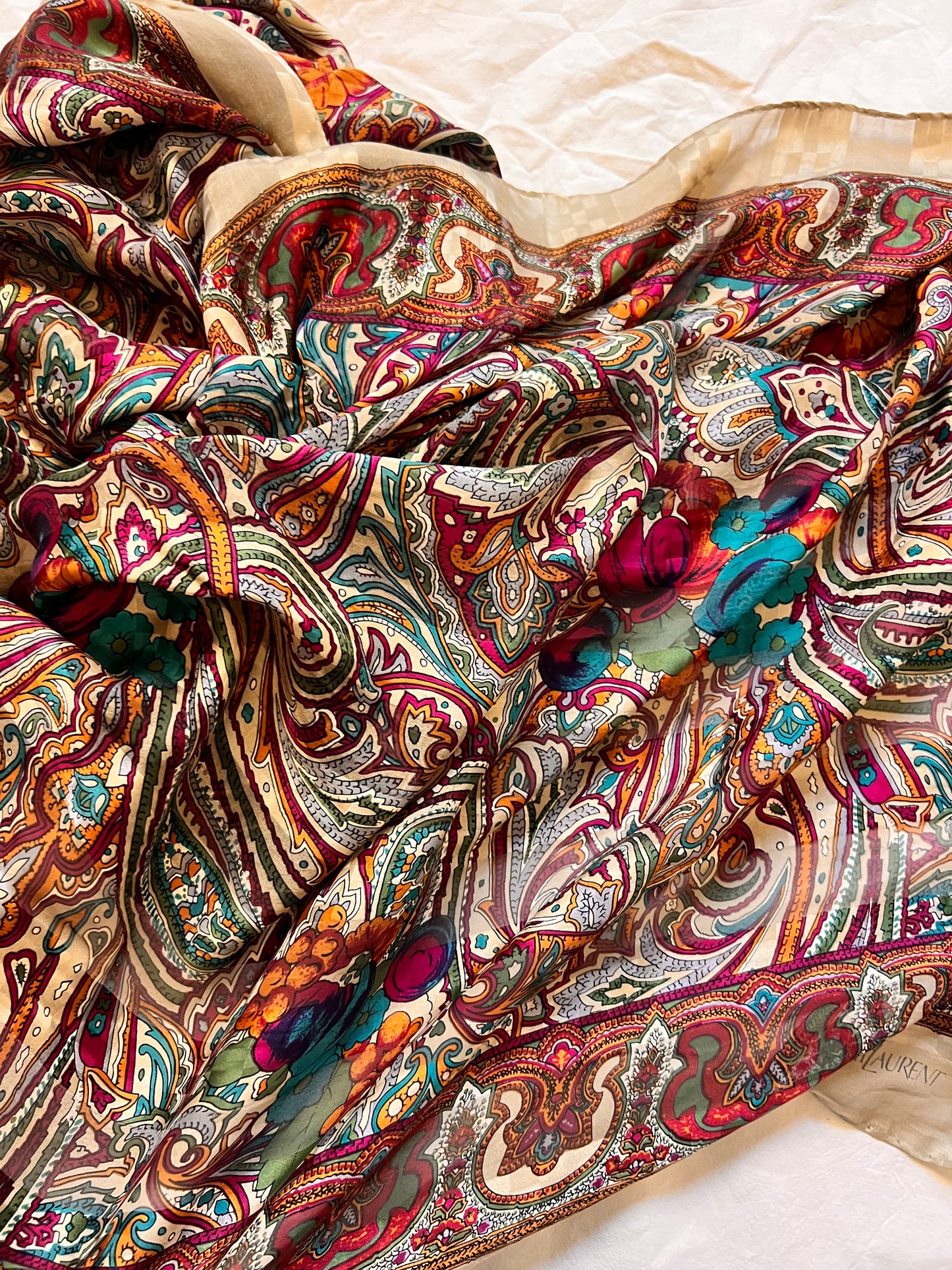 Maxi Carré Yves Saint Laurent – Vintage Iconico in Seta (120x120)