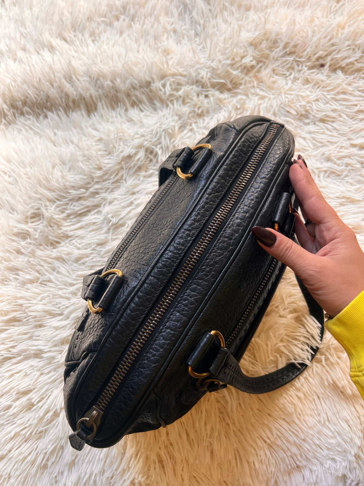 Borsa  Prada in Nylon e Pelle Martellata Nera con Dettagli Oro