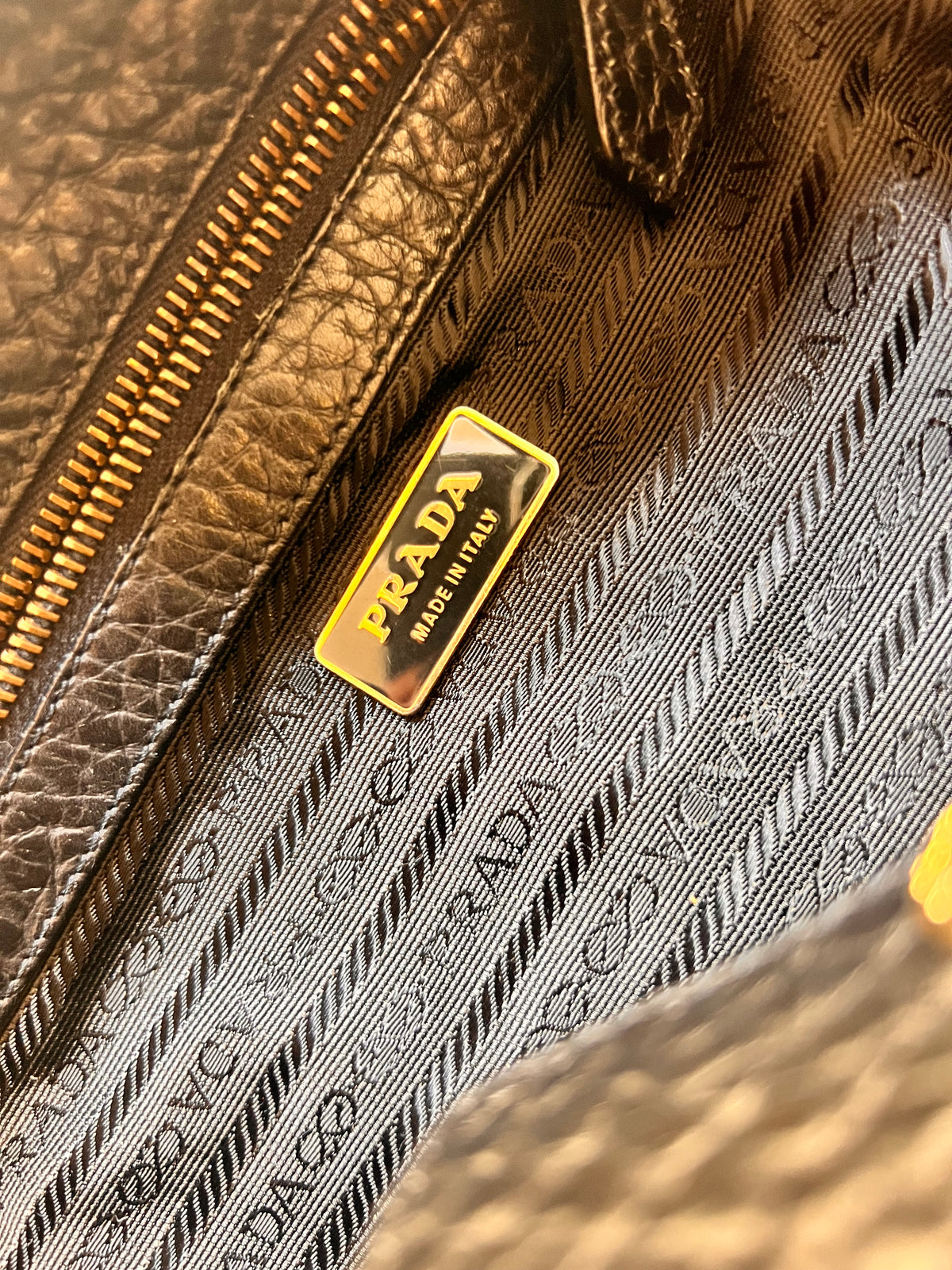 Borsa  Prada in Nylon e Pelle Martellata Nera con Dettagli Oro