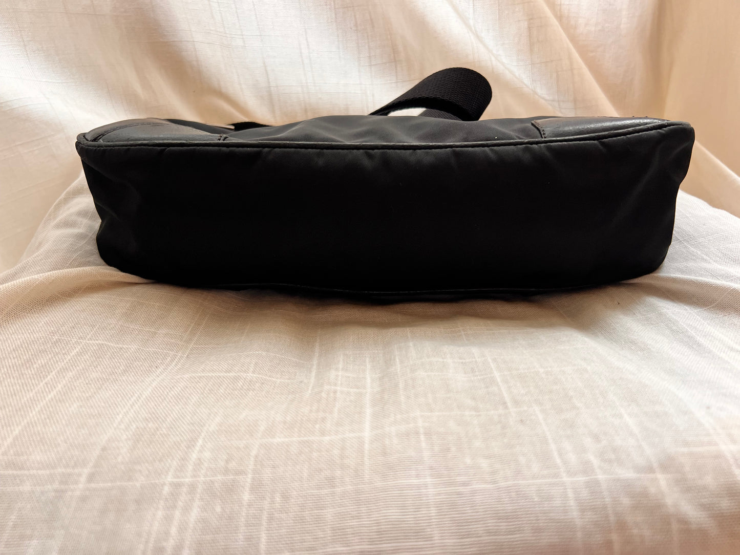 Borsa Hobo in Nylon e Pelle (Modello Re-Edition Style)