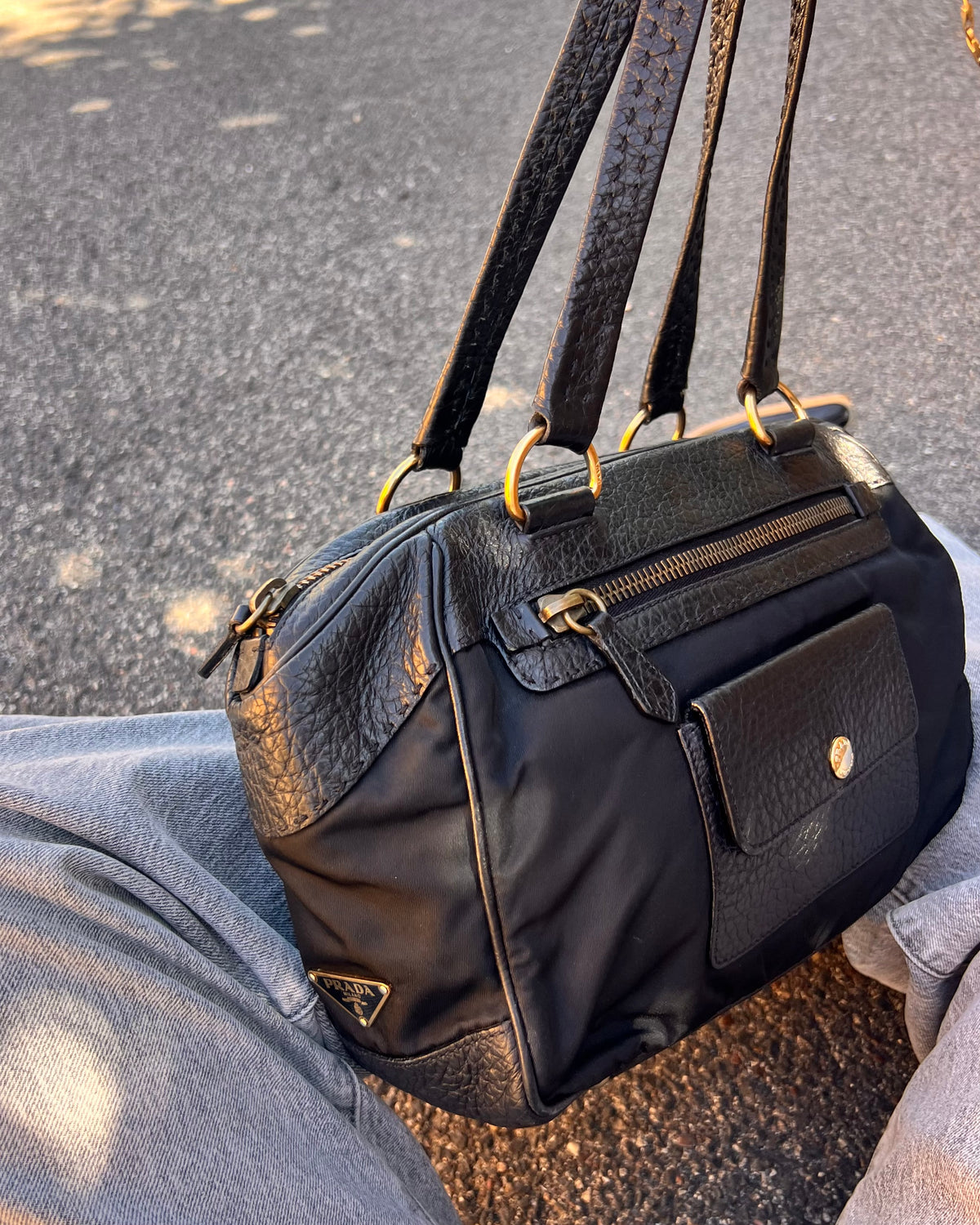 Borsa  Prada in Nylon e Pelle Martellata Nera con Dettagli Oro