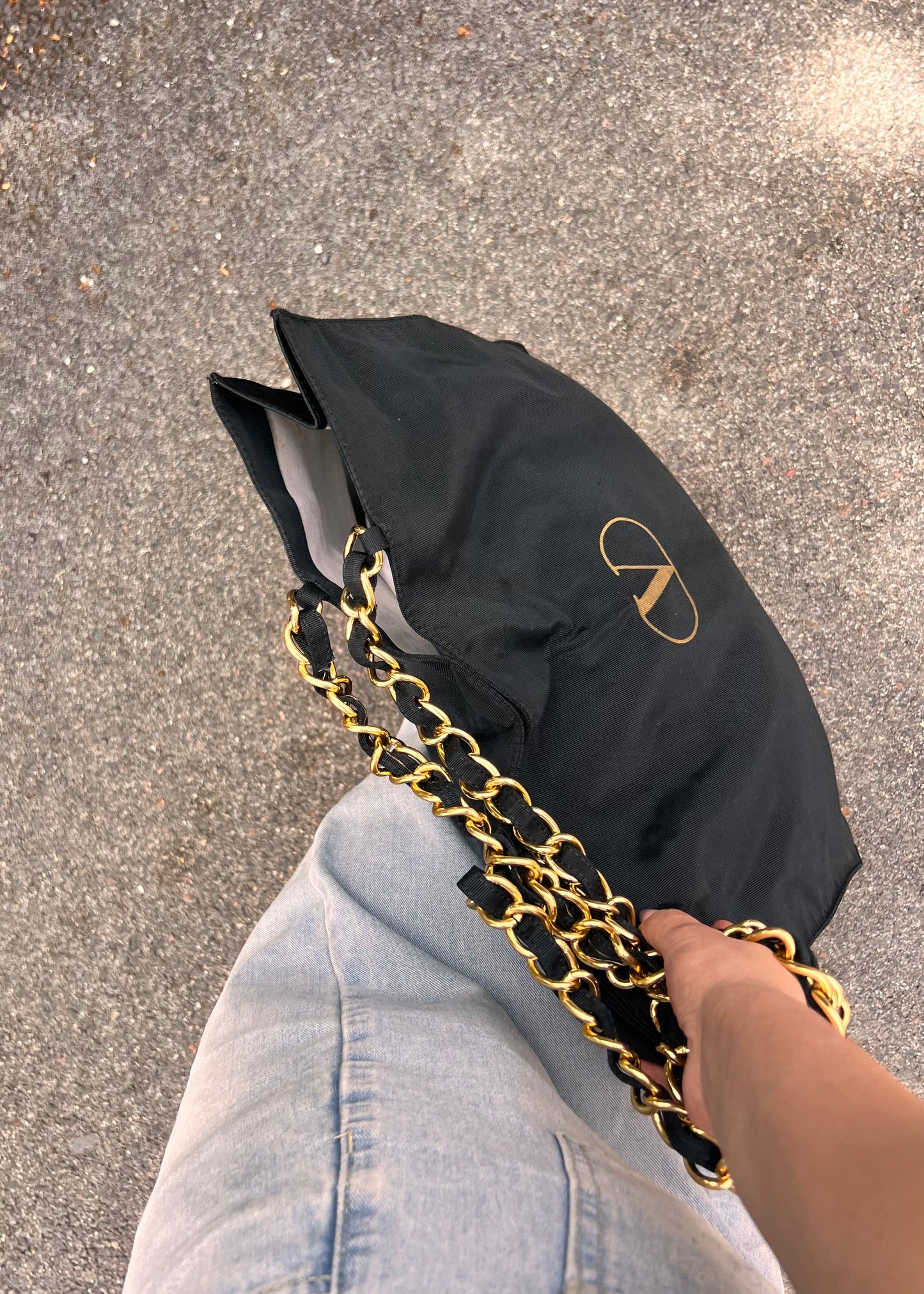 Tote Bag Valentino Vintage in Nylon Nero con Tracolla a Catena Dorata