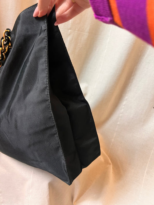 Tote Bag Valentino Vintage in Nylon Nero con Tracolla a Catena Dorata