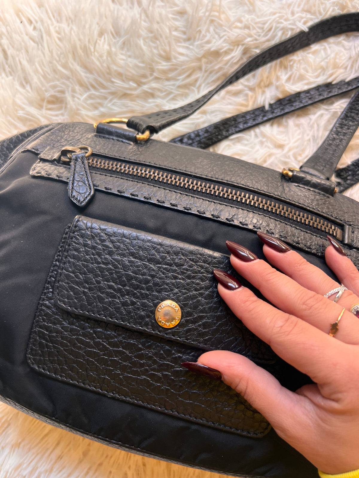 Borsa  Prada in Nylon e Pelle Martellata Nera con Dettagli Oro