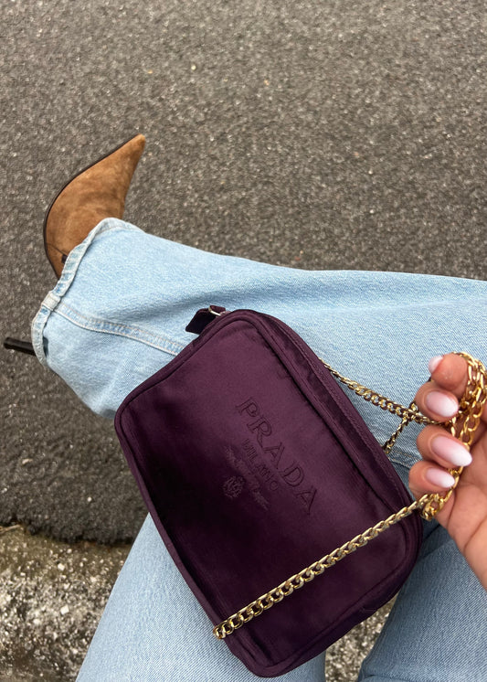 Prada – Camera Bag in Raso Satin "Deep Plum" con Chain Custom Gold