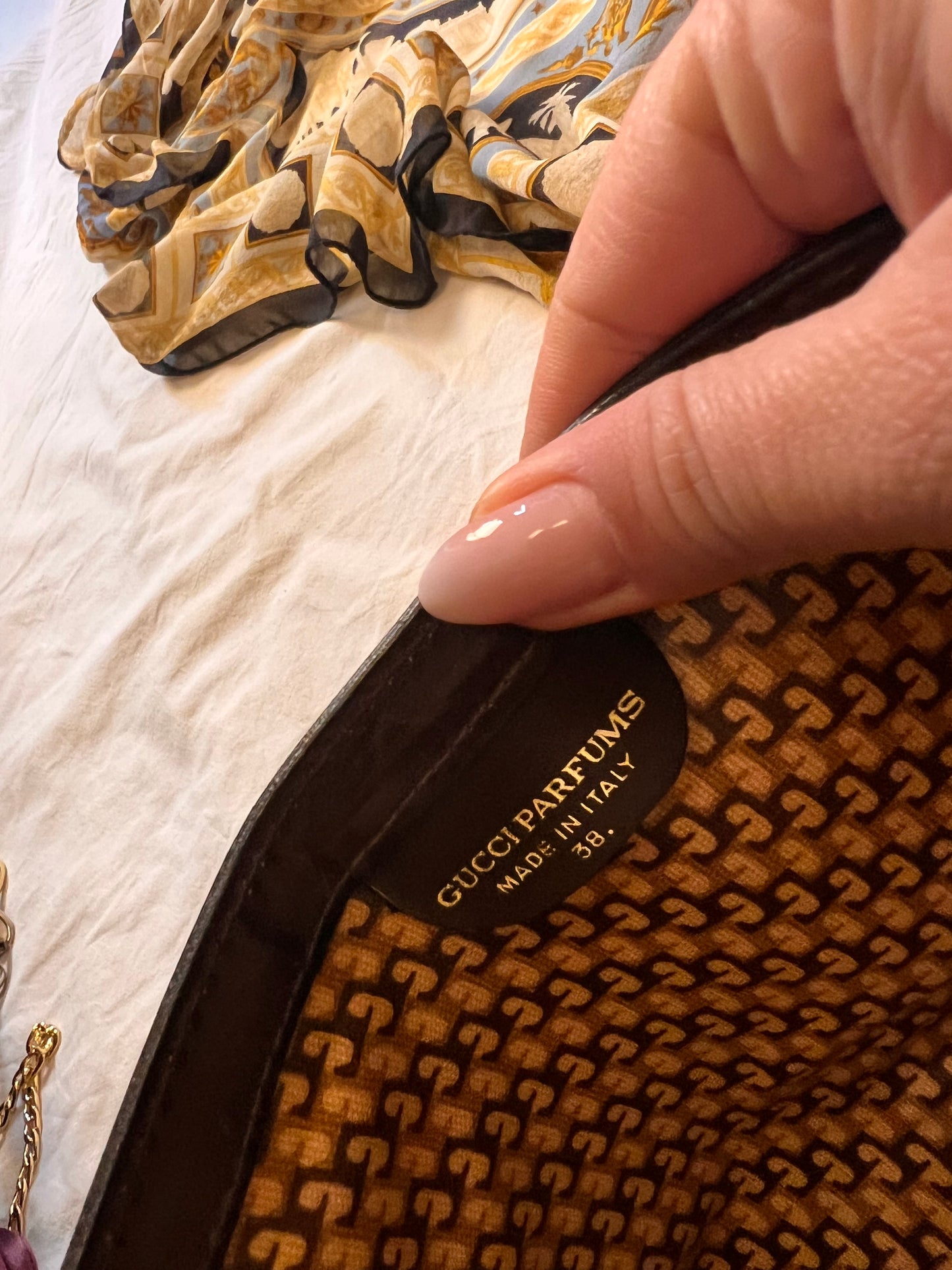 Gucci Vintage: L’Icona Web in Suede Marrone