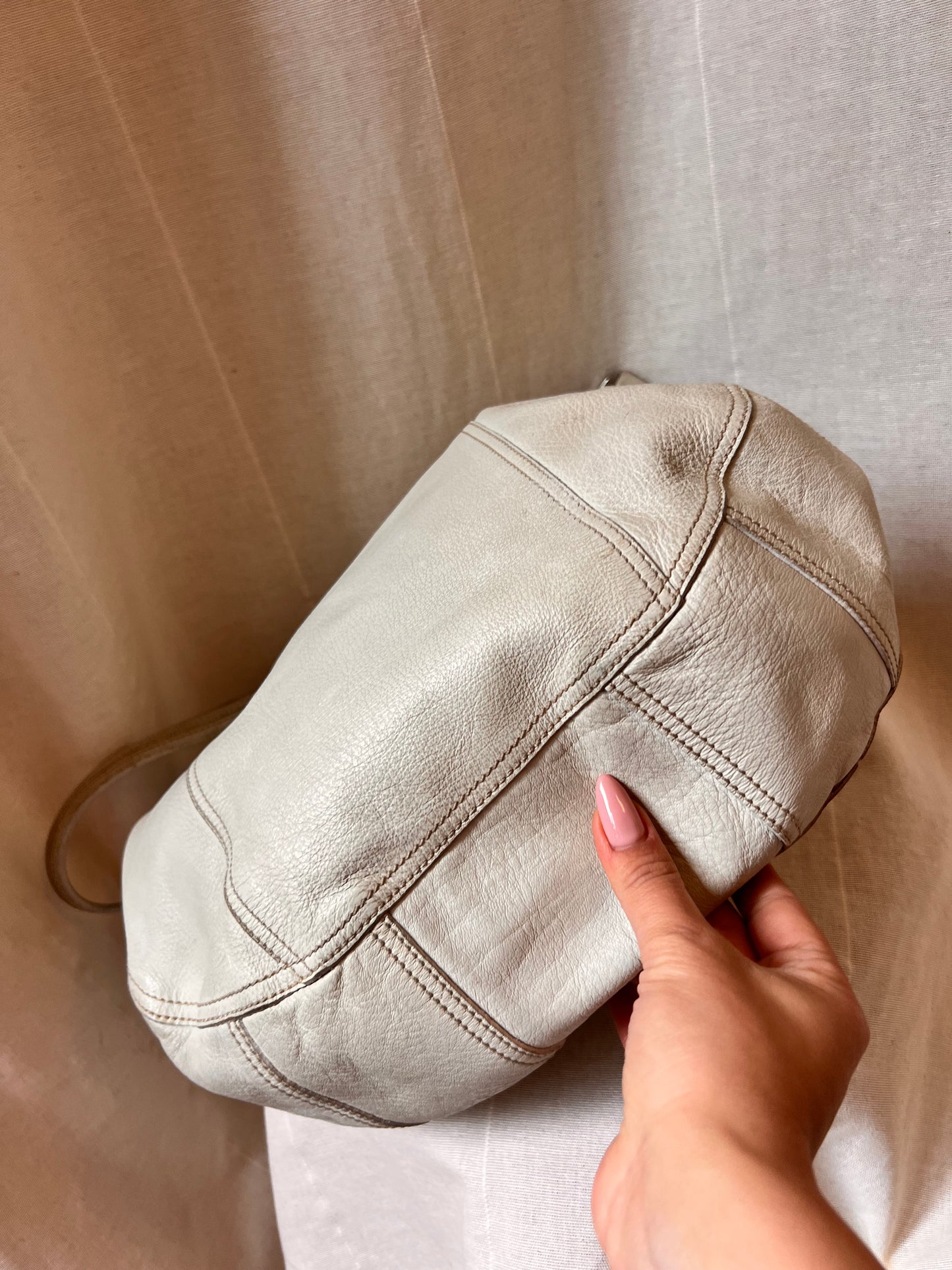 Prada – Borsa Hobo in Pelle Cervo Off-White