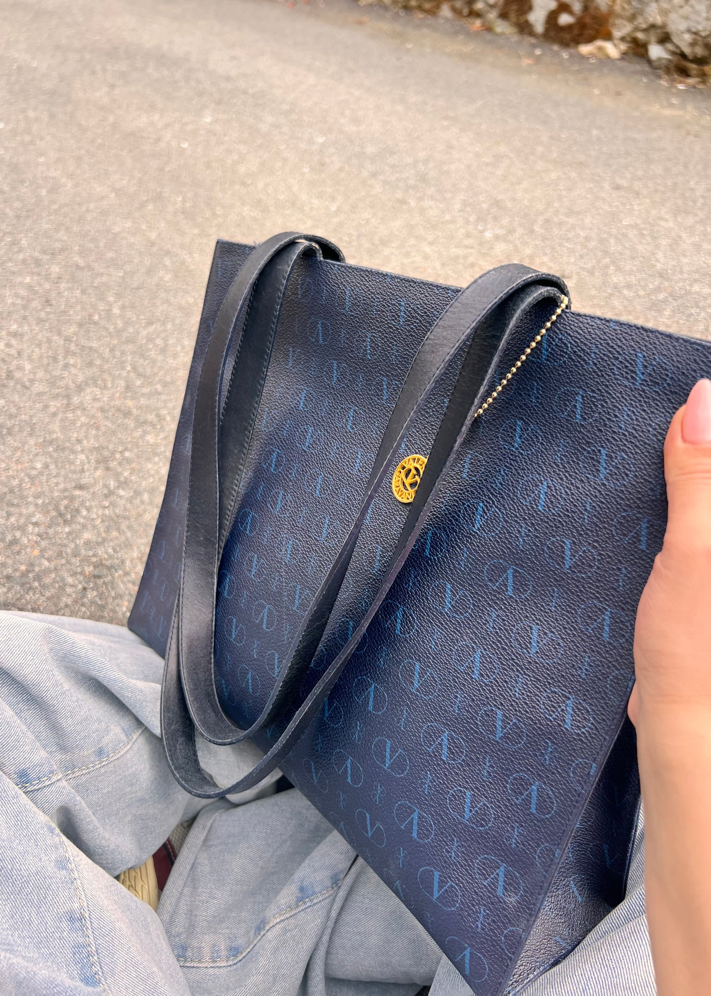 Borsa Tote Valentino Garavani Vintage - Blu Navy con Monogramma V e Charm Logo