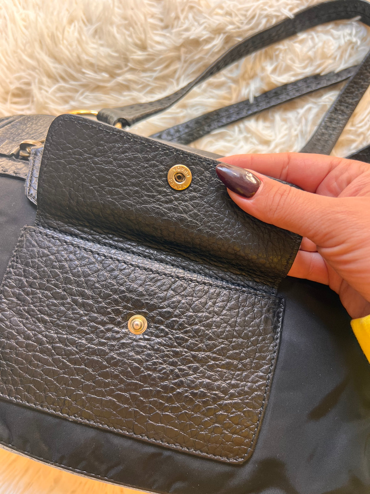 Borsa  Prada in Nylon e Pelle Martellata Nera con Dettagli Oro