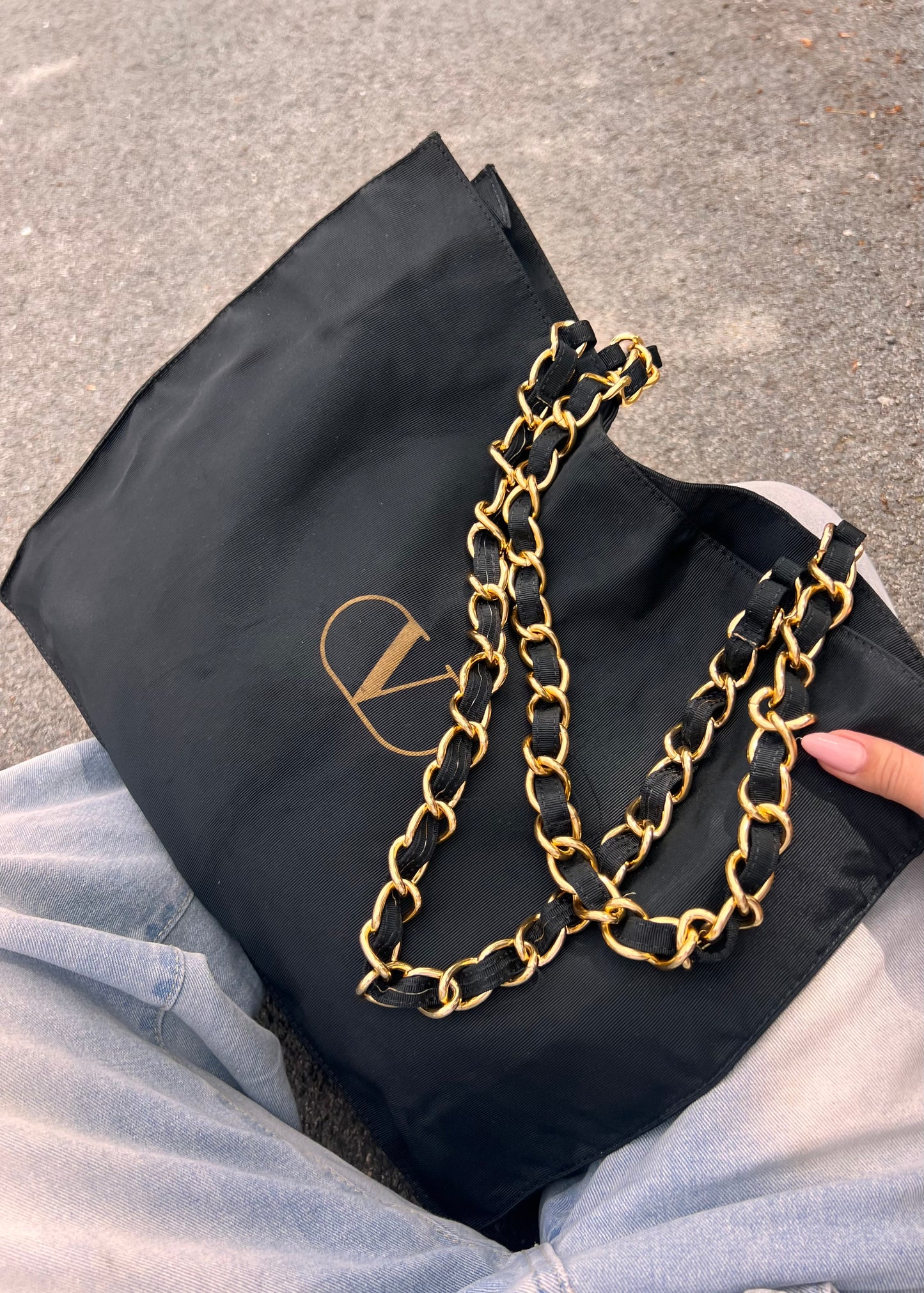 Tote Bag Valentino Vintage in Nylon Nero con Tracolla a Catena Dorata