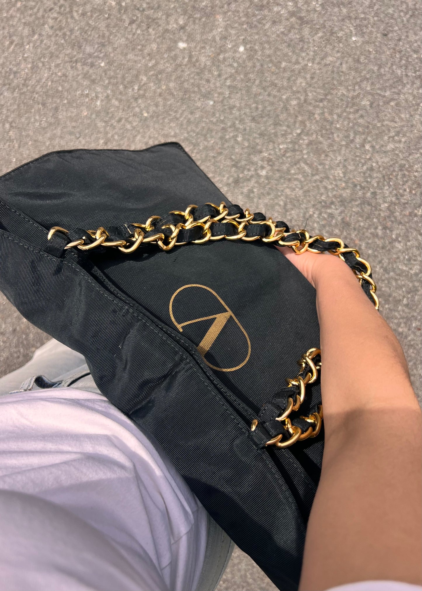 Tote Bag Valentino Vintage in Nylon Nero con Tracolla a Catena Dorata